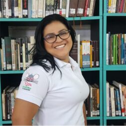 equipo_0006_09-adriana-min equipo_0006_09-adriana-min