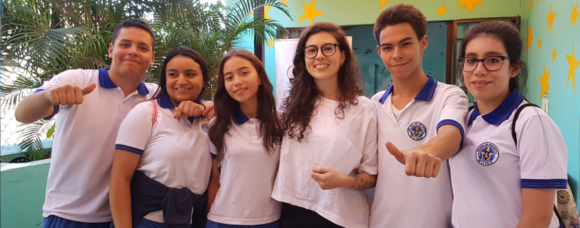Periodismo joven Desarrollar en los jóvenes un espíritu crítico y observador, propiciar la lectura con criterio y la escritura con responsabilidad, así como fomentar el interés por reconocer los contextos de las comunidades para construir lazos de solidaridad y respeto en una propuesta que valora la diversidad. Entre 13 y 20 años