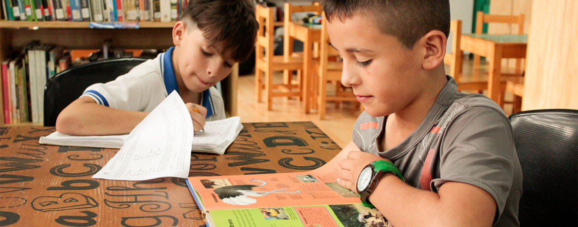 Pintando palabras Está orientado a niños y niñas de 9 a 13 años, el cual les permite preguntarse por sí mismos y por el contexto que los rodea, a través de experiencias significativas desde la lectura y el arte, por medio de; expresiones artísticas (pictóricas y plásticas), expresión corporales, Interpretación y construcción de significados y significante que pasan por su cuerpo y lo vivencia desde los sentimientos y las sensaciones. Permitiendo una construcción de ser más crítico con su entorno, creativo y autónomo desde las distintas expresiones y manifestaciones del arte.